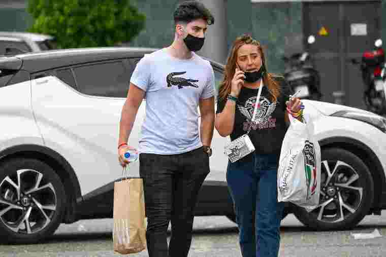 Rocío Flores i el seu xicot, Manuel Bedmar, gaudint d'un dia de compres després del pas de Rocío per 'Supervivientes'