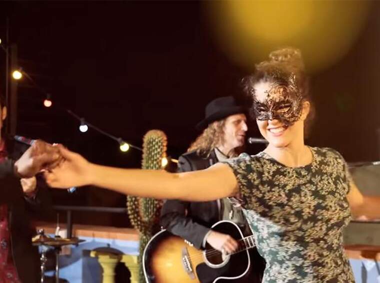 Sara Donés en el videoclip de la cançó 'Això que tu em dones'