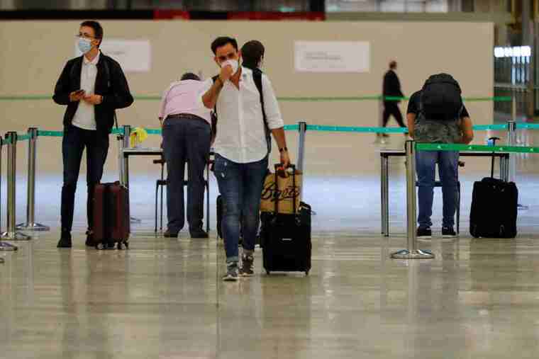 Un grup de passatgers aterrats a Barajas des de Londres el 24 de juny de 2020