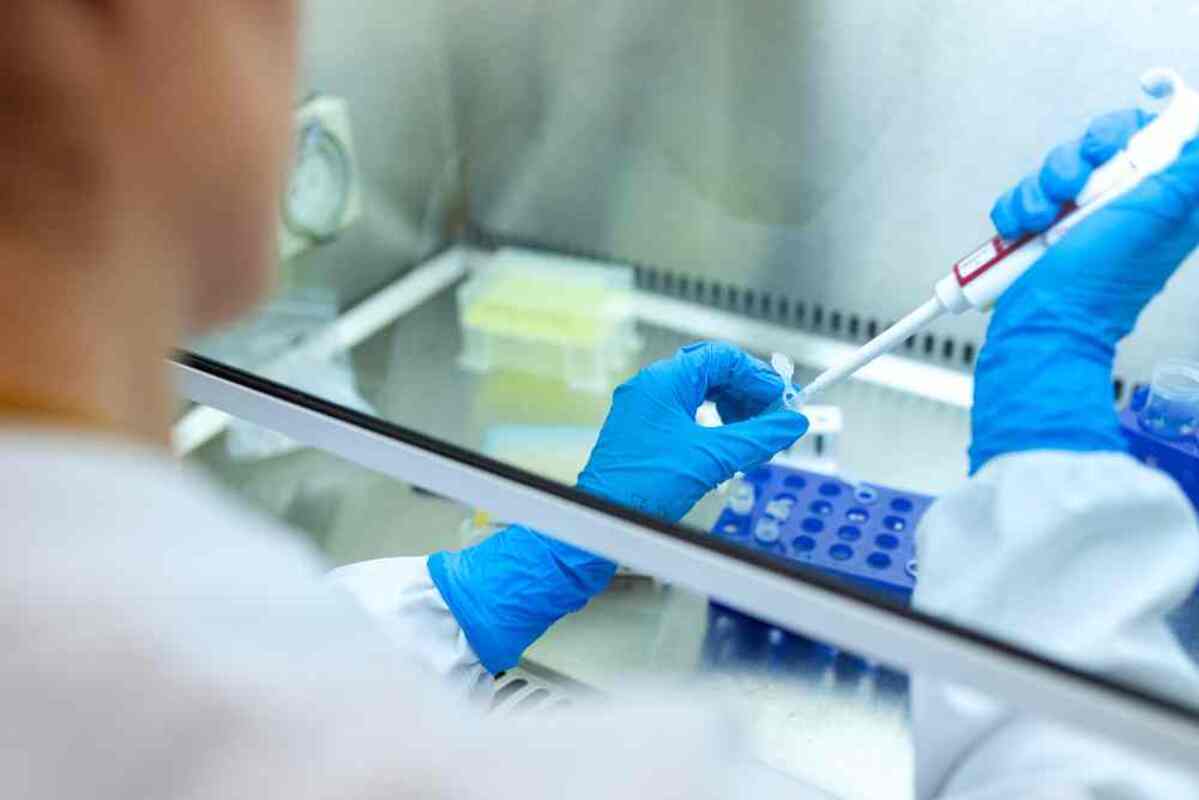 Imatge d'una científica realitzant una prova en un laboratori