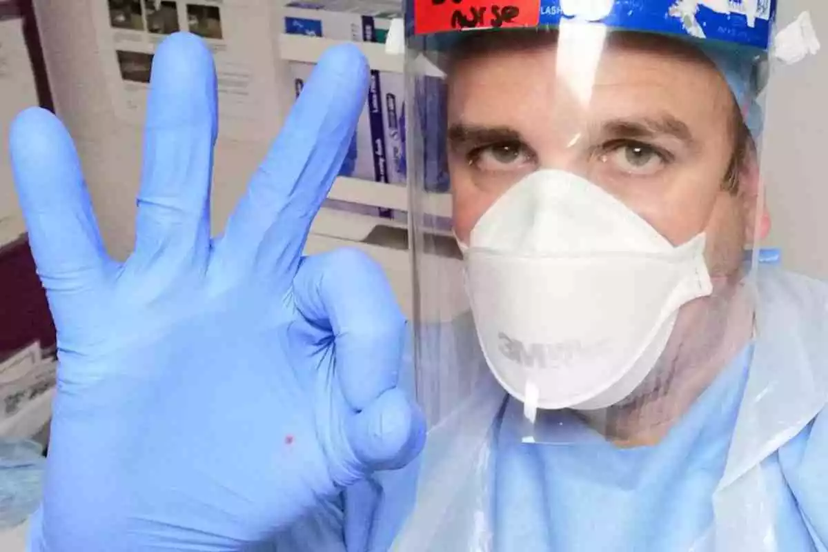 Imagen del español Joan Pons con las prendas de protección en su lugar de trabajo Imagen del español Joan Pons con las prendas de protección en su lugar de trabajo
