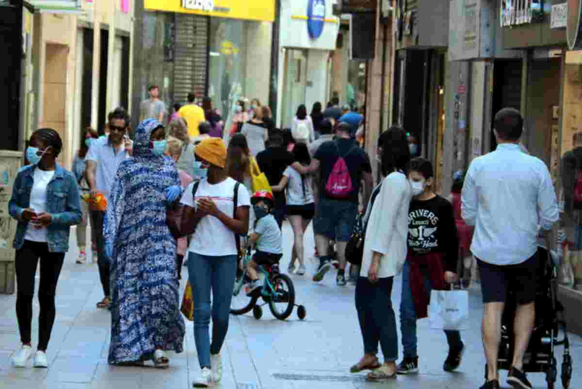 Vecinos paseando por una de las localidades afectadas por los rebrotes Vecinos paseando por una de las localidades afectadas por los rebrotes