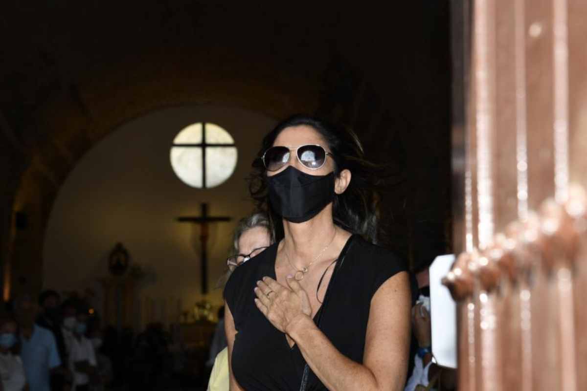 Paz Padilla amb la mà al cor durant el funeral del seu marit, Antonio Juan Vidal. 
