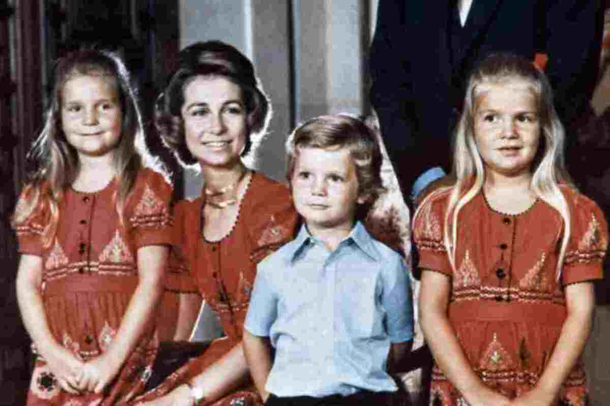 La reina Sofia amb els seus fills, la infanta Helena, Cristina i Joan Carles.