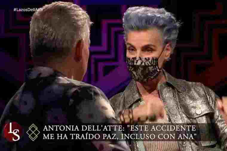 Antonia Dell'Atte amb mascareta d'encaix durant la seva entrevista a 'Llaços de Sang' de TVE. Dimecres 29 de juliol de 2020.