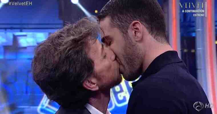 Pablo Motos i Miguel Ángel Silvestre es besen a la boca durant una visita de l'actor a 'El Hormiguero' el 2014