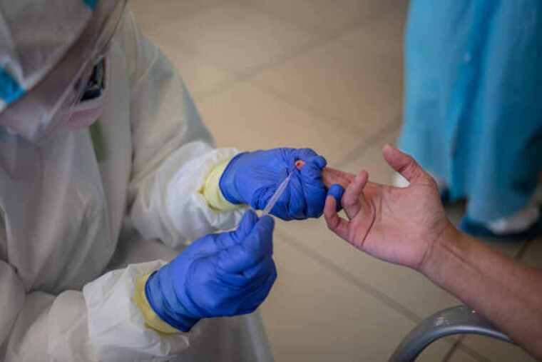 Un sanitario toma una prueba para un test PCR en un centro sanitario