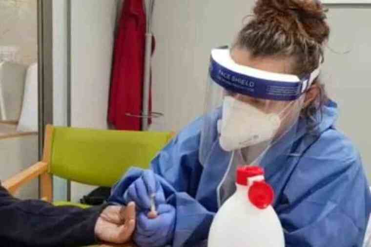 Una sanitaria realizando una prueba de detección del Coronavirus
