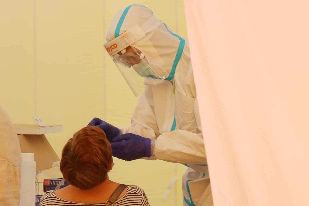 Persona realizando una prueba PCR de coronavirus