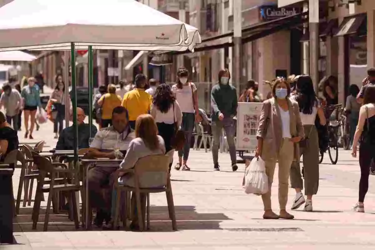 Personas paseando con mascarillas y sentadas en terrazas en una céntrica calle de Vitoria Personas paseando con mascarillas y sentadas en terrazas en una céntrica calle de Vitoria