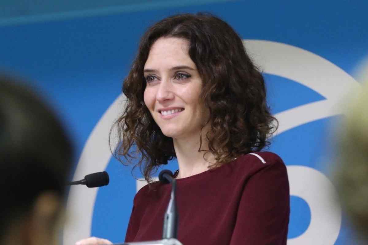 Isabel Díaz Ayuso hablando en un mítin del PP
