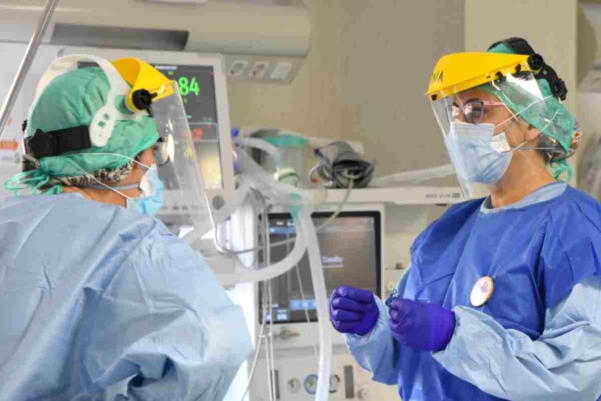 Sanitarios luchando contra el coronavirus en un hospital español