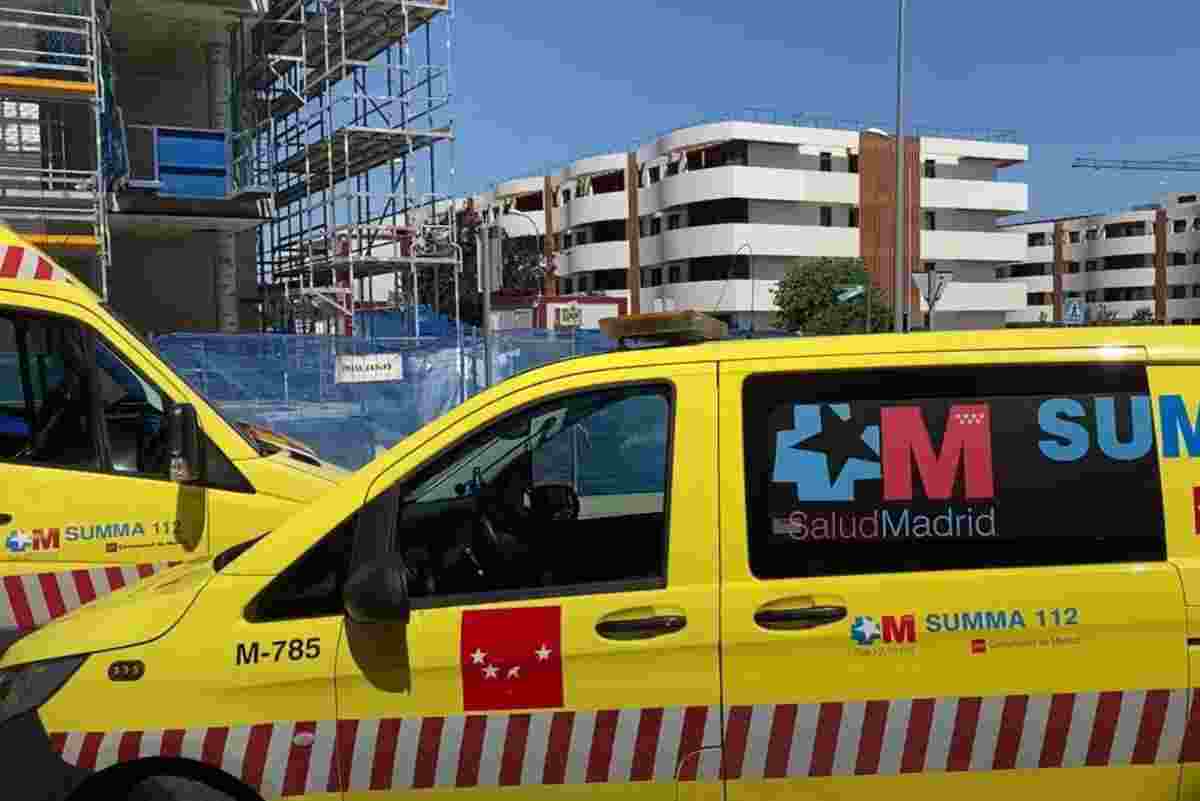 Duna ambulancia y un vehículo del Summa 112 de Madrid Duna ambulancia y un vehículo del Summa 112 de Madrid