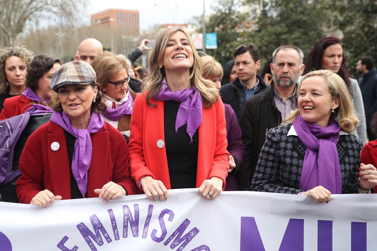 Carmen Calvo, Nadia Calviño y Begoña Gómez sujetando una pancarta feminista en la manifestación del 8-M Carmen Calvo, Nadia Calviño y Begoña Gómez sujetando una pancarta feminista en la manifestación del 8-M