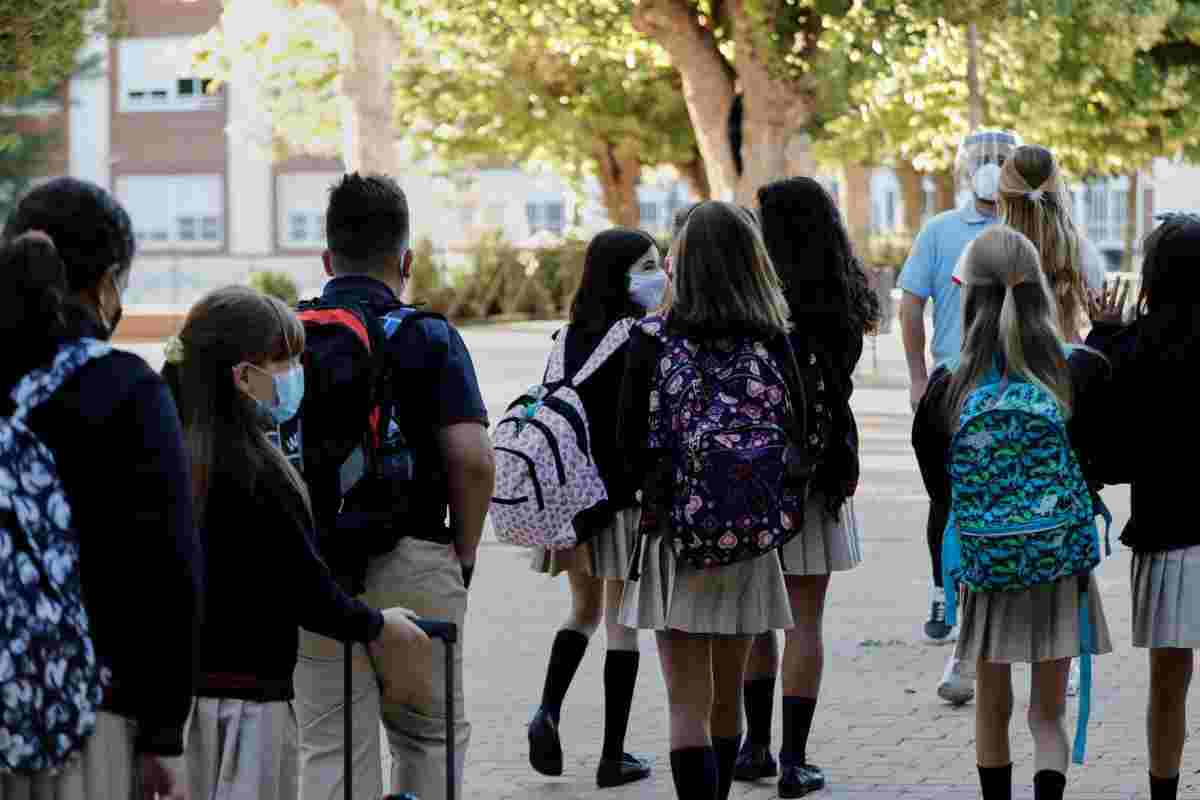 Grupo de niños en la vuelta al cole con mascarillas Grupo de niños en la vuelta al cole con mascarillas