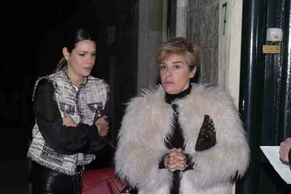 Anabel Alonso muy seria en la calle con un abrigo blanco Anabel Alonso muy seria en la calle con un abrigo blanco