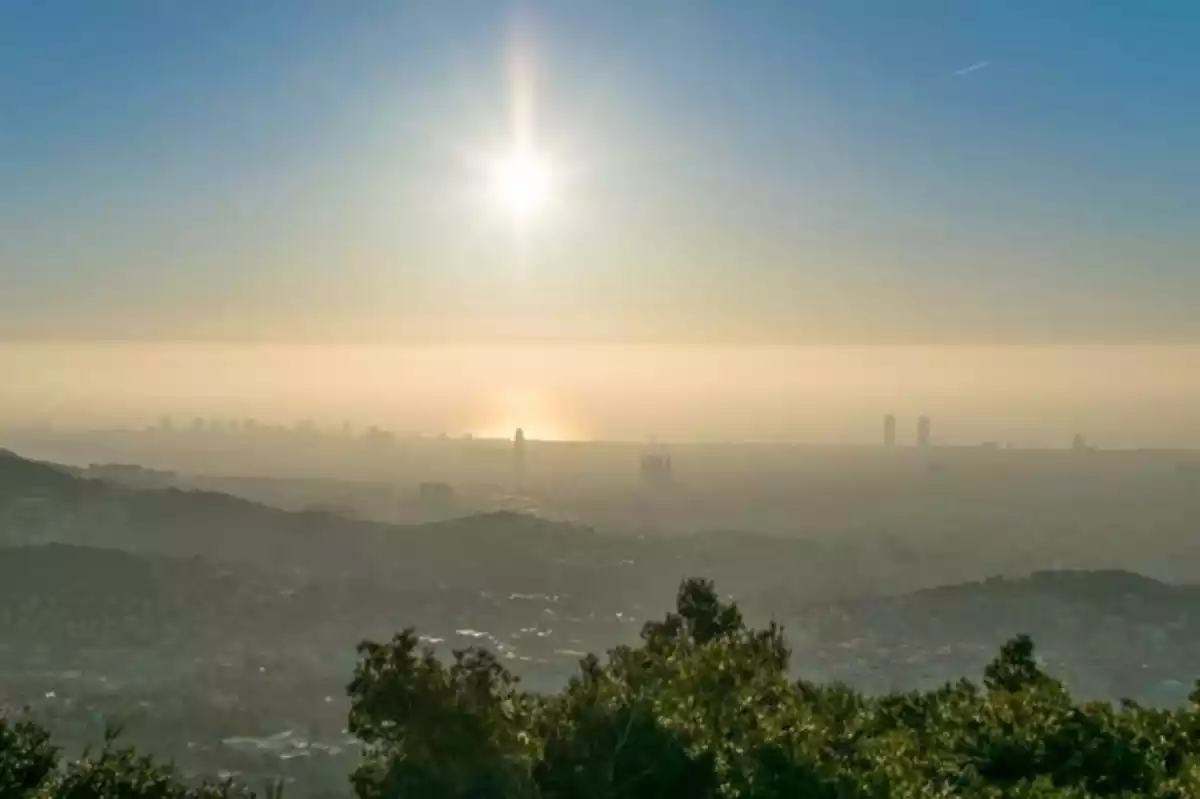 Imagen de un día con altos niveles de contaminación en una ciudad española Imagen de un día con altos niveles de contaminación en una ciudad española