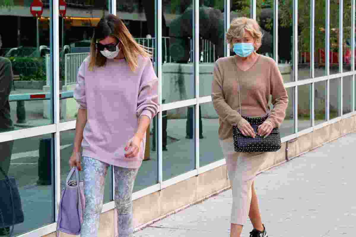 Mila y su hija, Alba, en su llegada al hospital para la revisión médica de la colaboradora