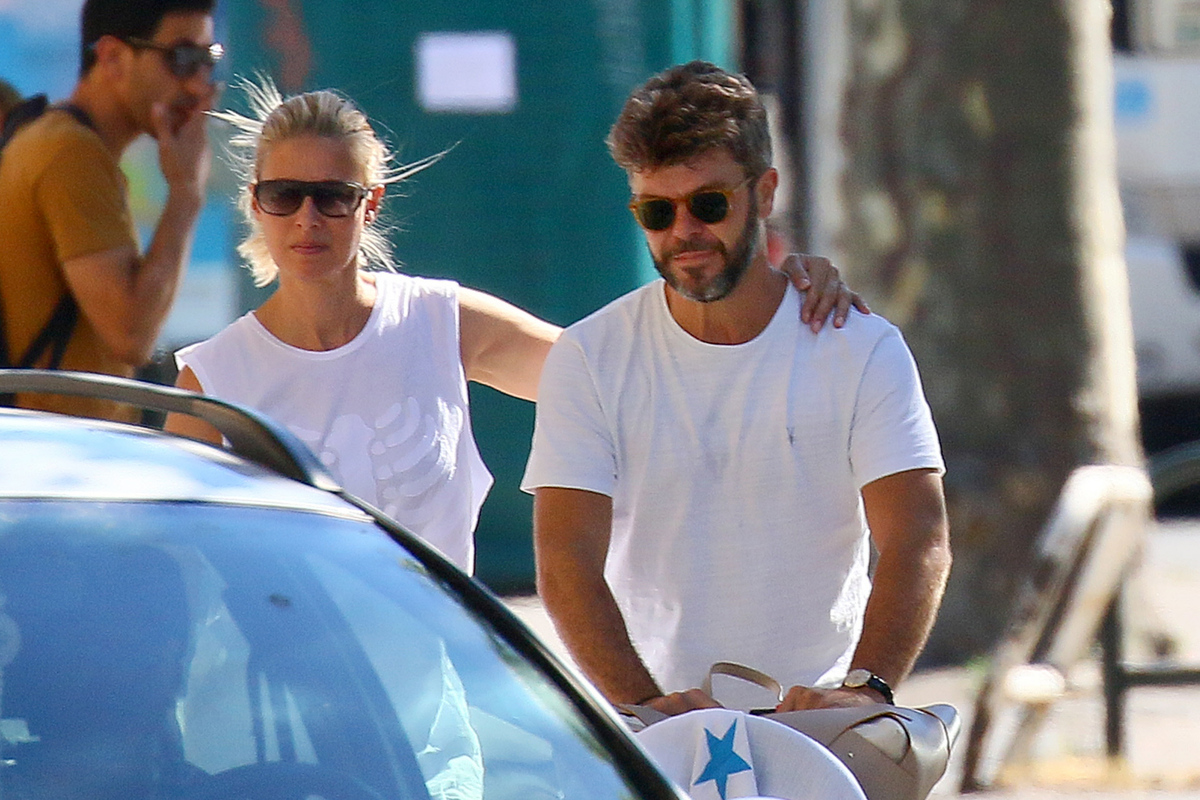 Anne Igartiburu con gafas de sol paseando con su pareja