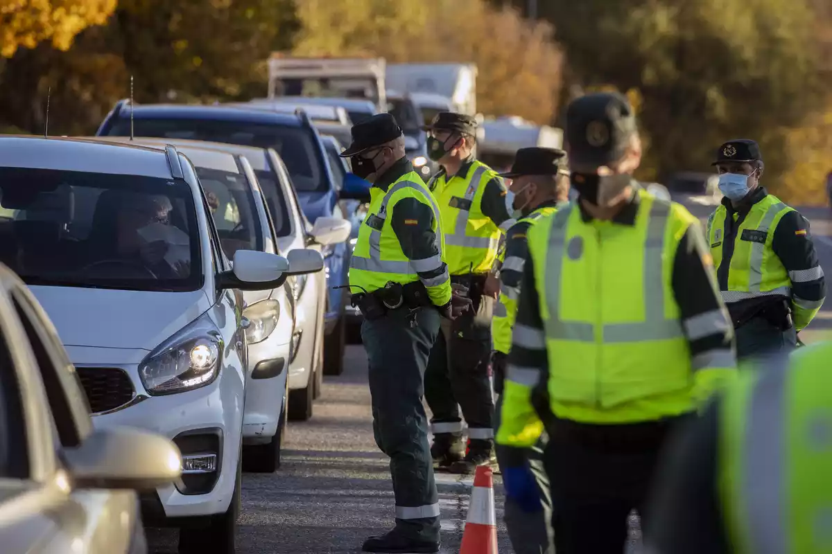 Control de carretera de la guardia civil durante el confinamiento por el coronavirus Control de carretera de la guardia civil durante el confinamiento por el coronavirus