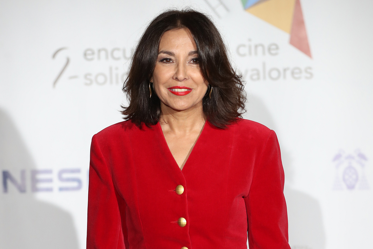 Isabel Gemio en pla mig vestida de vermell i somrient