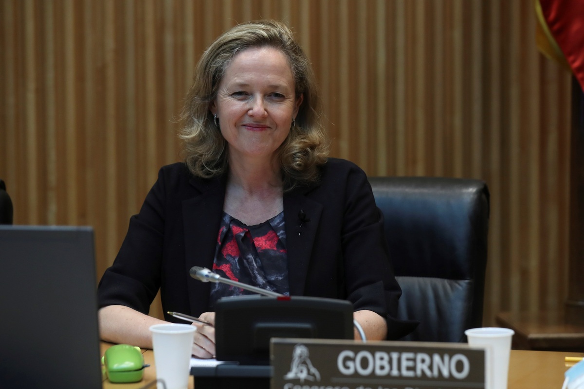 Nadia Calviño sonriente en una reunión de gobierno