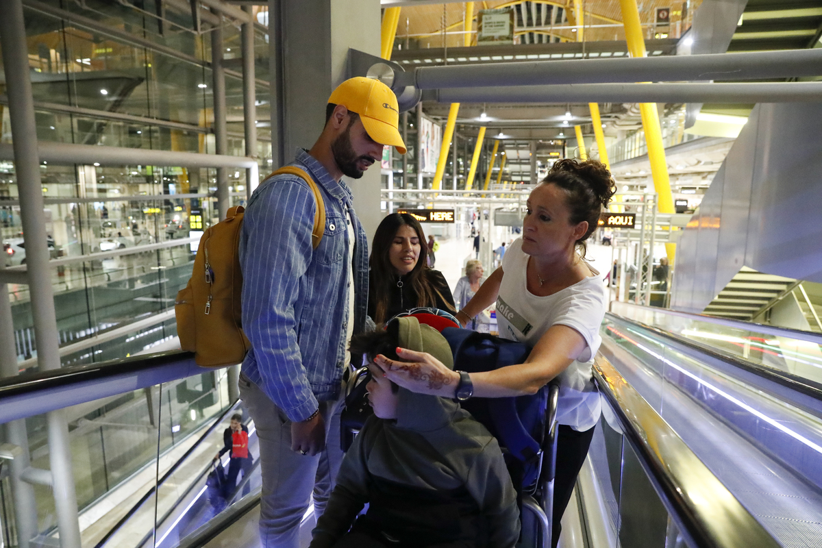Dolç Delapedra a l'aeroport amb Asraf Beno i Isa Pantoja