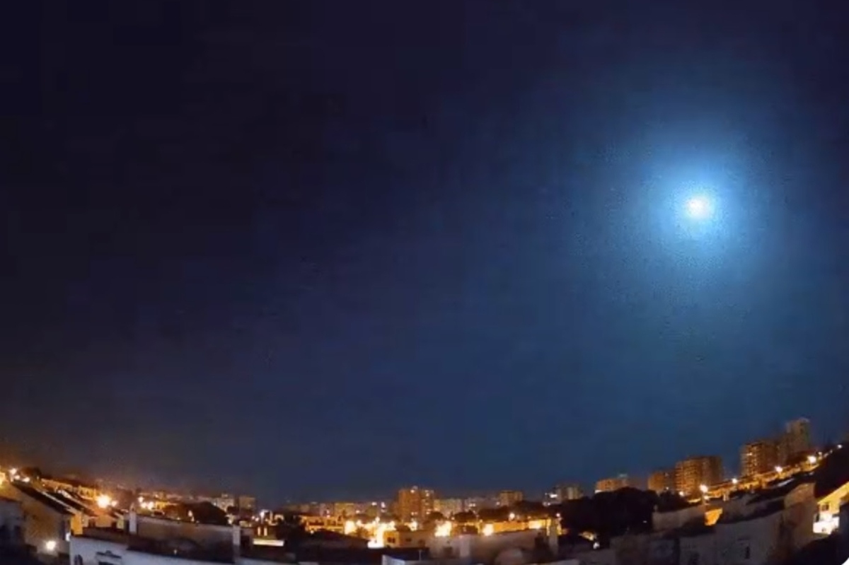 VÍDEOS Sorpresa en media España por una espectacular bola de fuego que ha iluminado de golpe el VÍDEOS Sorpresa en media España por una espectacular bola de fuego que ha iluminado de golpe el