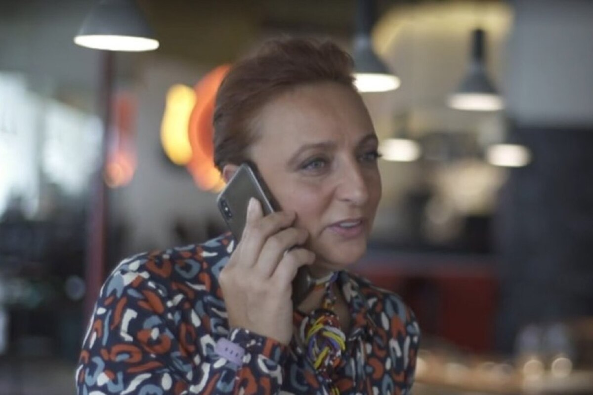 Inma, parella d'Alberto Chicote, parlant per telèfon al seu restaurant