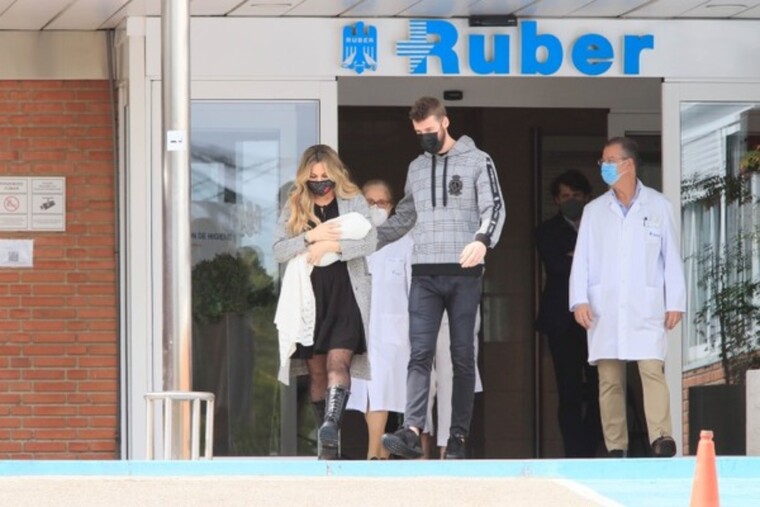 Salida del hospital Edurne, David de Gea y su hija