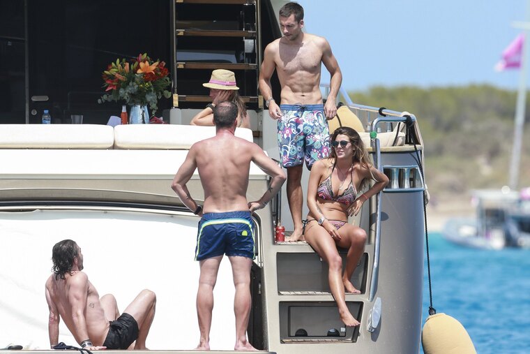 Laura Matamoros i Benji Aparicio al costat de Javier Hidalgo i Sol González durant una vacances a Eivissa.