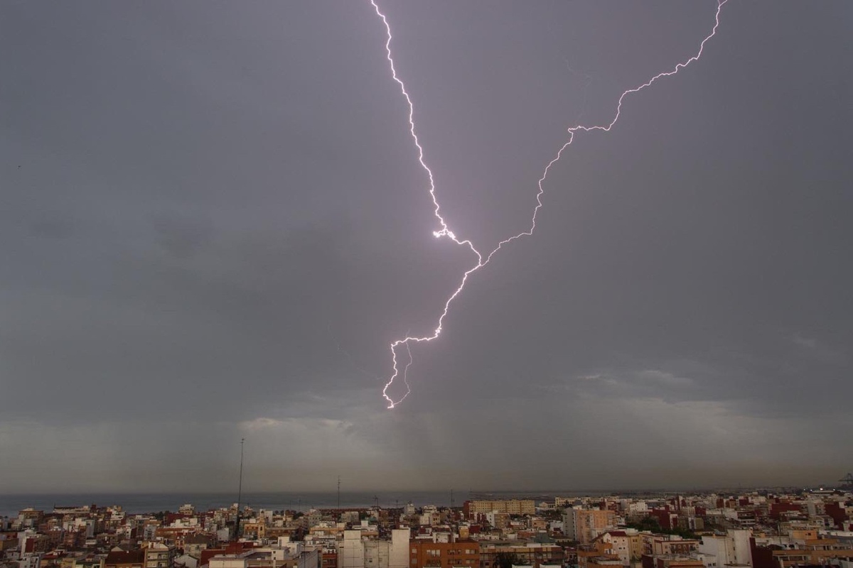 Imagen de una tormenta con rayos y truenos en Valencia