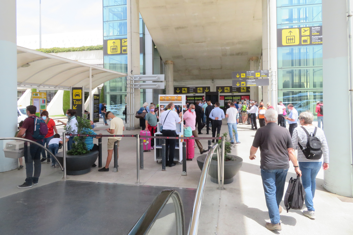 Imatge de diverses persones a l'Aeroport de Palma el 2021