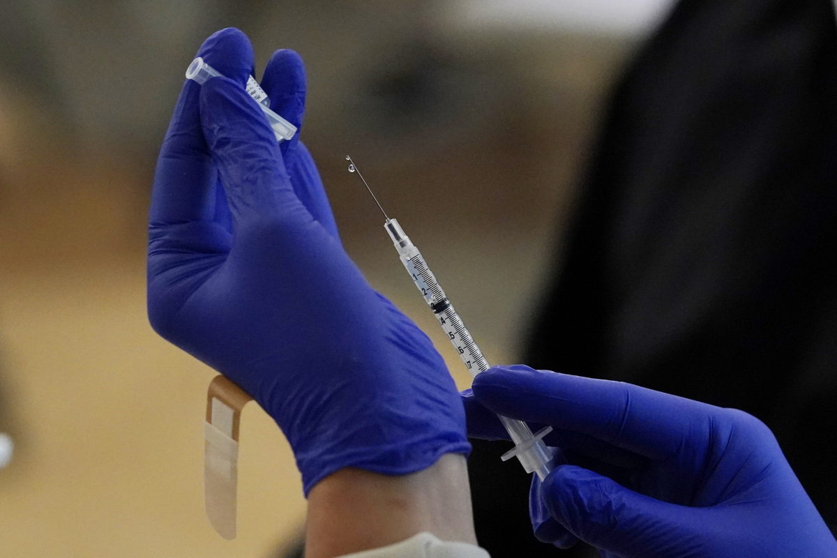 Una infermera extreu la vacuna contra el coronavirus de Pfizer en una xeringa el dilluns 14 de desembre de 2020 a l'Integris Baptist Medical Center a la ciutat d'Oklahoma