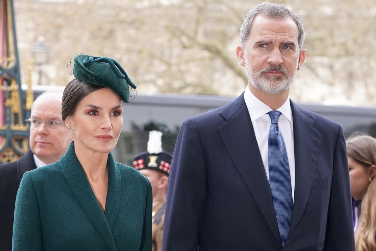 El rey Felipe y la reina Letizia andando juntos por Londres