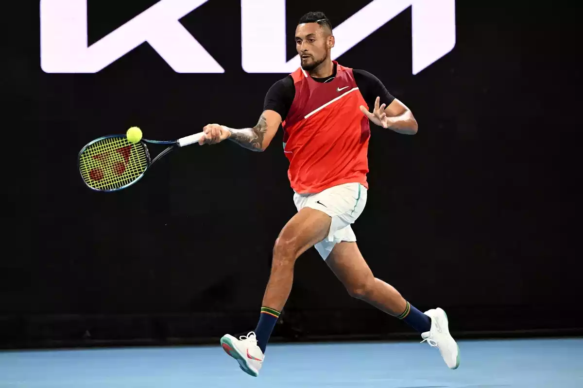 Nick Kyrgios jugando un partido de tenis Nick Kyrgios jugando un partido de tenis