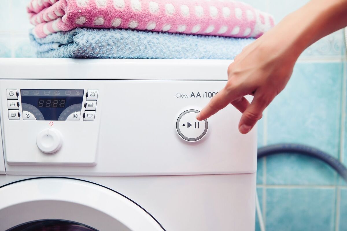 El truco de las abuelas para limpiar las manchas de aceite de la ropa