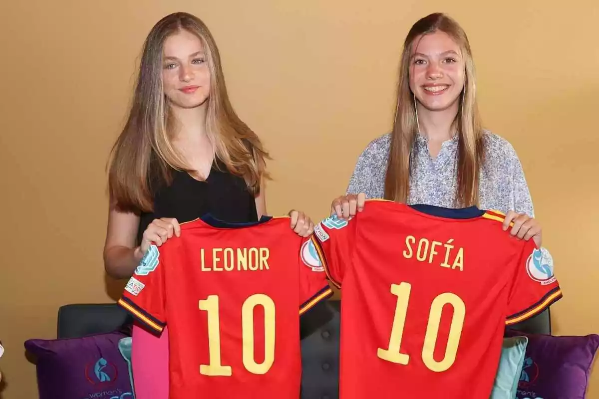 Leonor y Sofia con unas camisetas de la selección femenina de futbol Leonor y Sofia con unas camisetas de la selección femenina de futbol