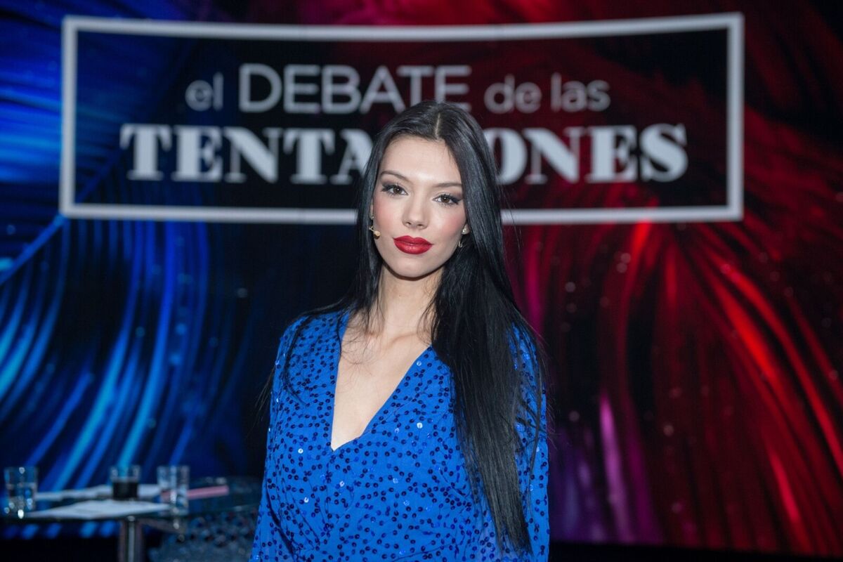 Alejandra Rubio con un vestido azul en el plató de 'La isla de las tentaciones'