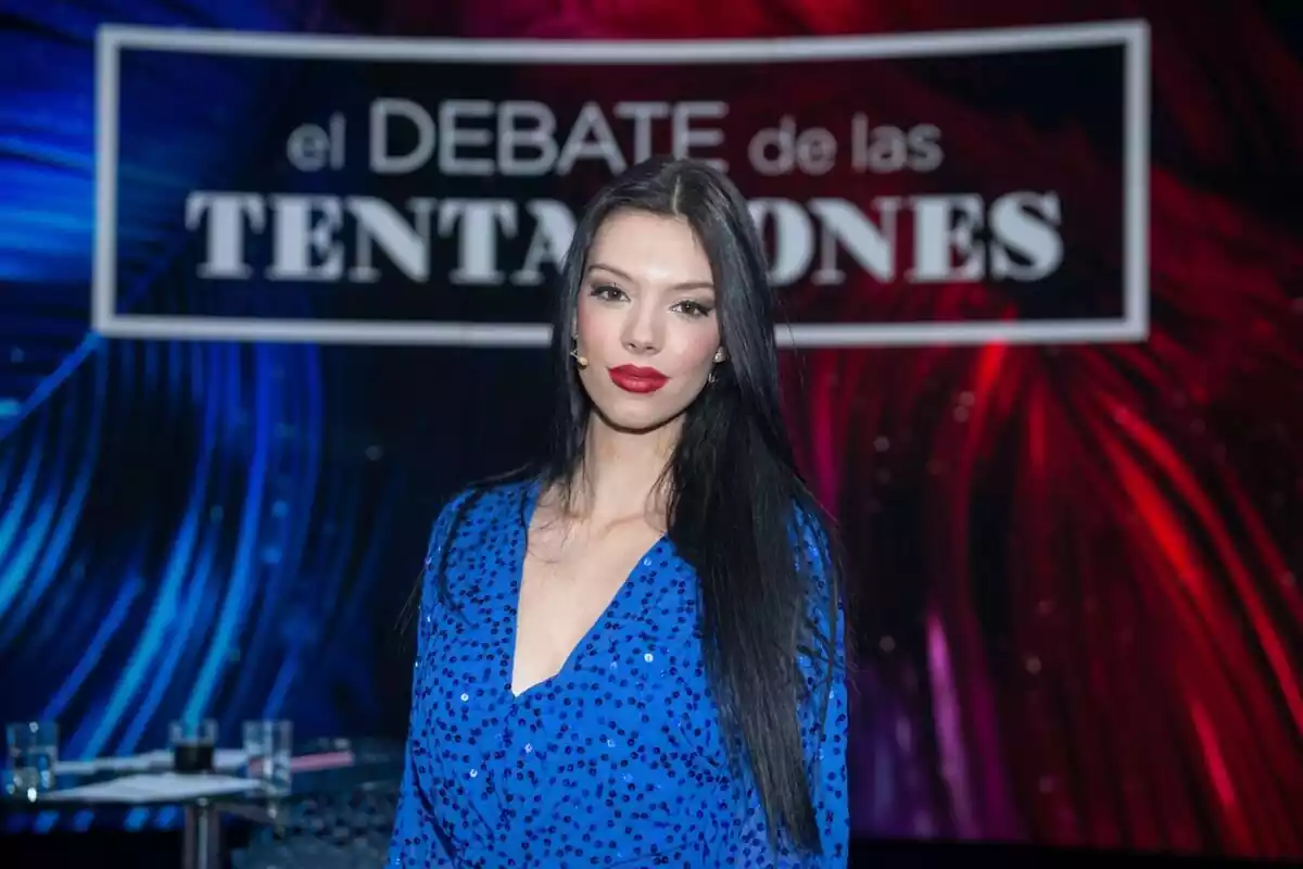 Alejandra Rubio con un vestido azul en el plató de 'La isla de las tentaciones' Alejandra Rubio con un vestido azul en el plató de 'La isla de las tentaciones'