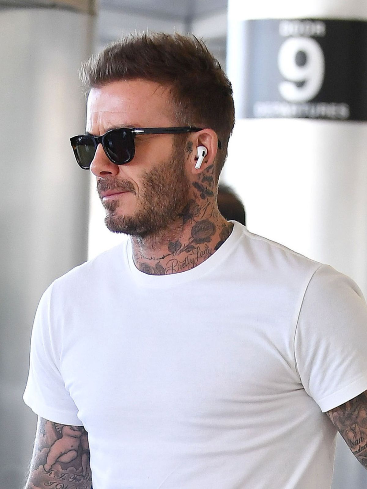 David Beckham con gafas de sol y unos airpods David Beckham con gafas de sol y unos airpods