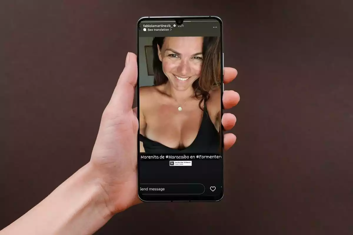 Montaje de fotos con el story de Fabiola Martínez en bikini y un teléfono móvil Montaje de fotos con el story de Fabiola Martínez en bikini y un teléfono móvil