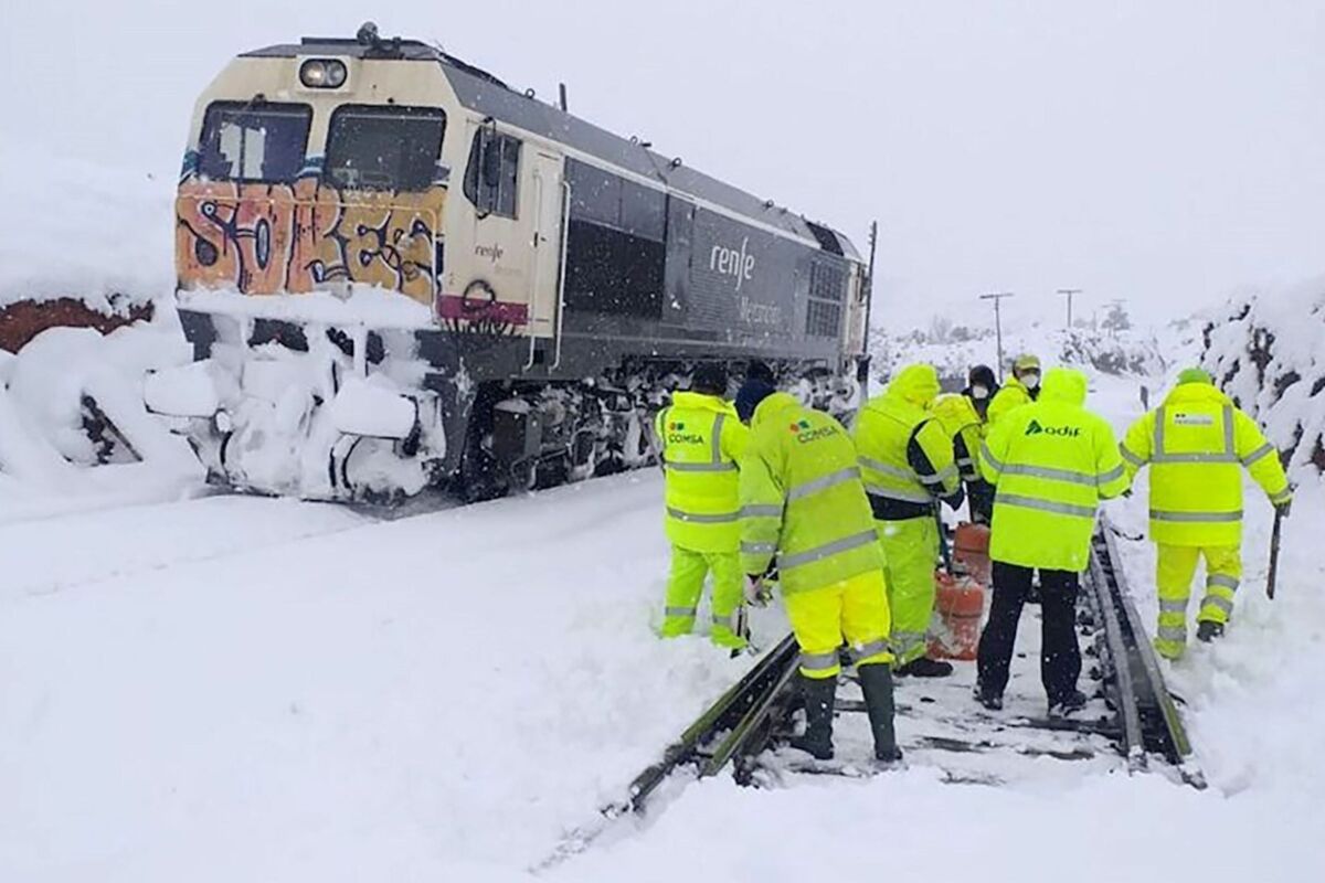 Tren atrapado por la nieve