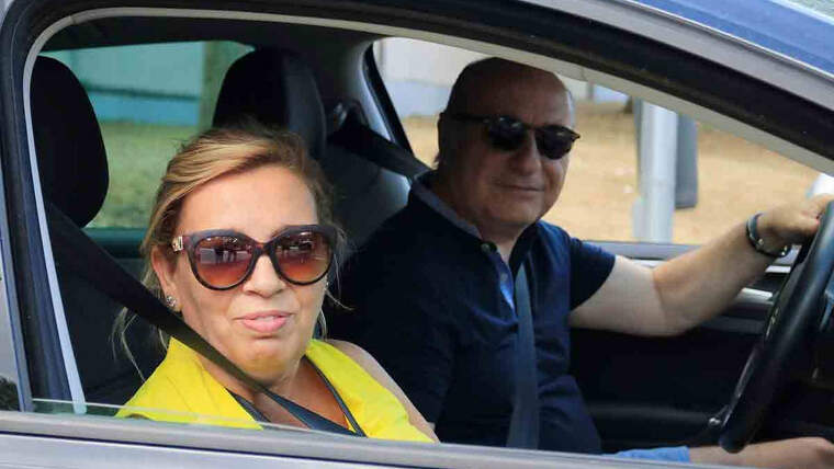 Carmen Borrego al cotxe amb el seu marit