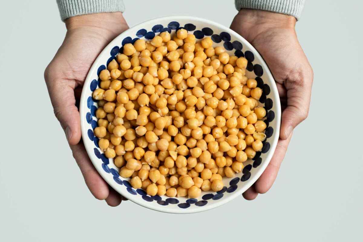 Нутовые шарики. Нут в руках. Витамин b8 в вареном горохе. Chickpeas in the hand.