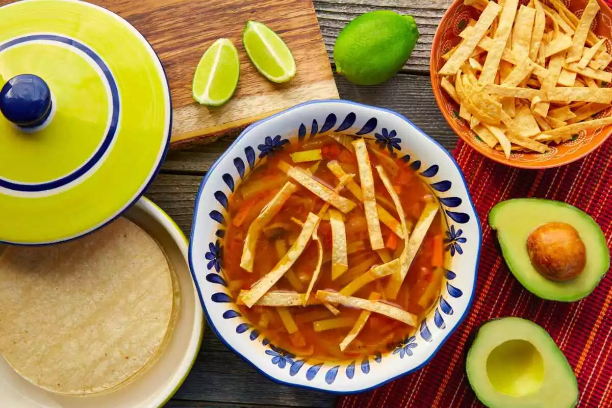 Aguacate y sopa de tortilla mexicana Aguacate y sopa de tortilla mexicana