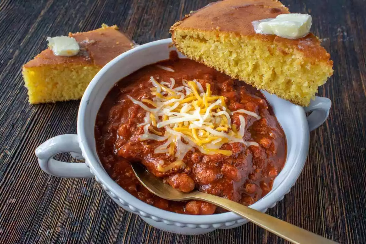 Tazón de chile casero con pan de maíz Tazón de chile casero con pan de maíz