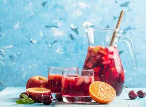 Deliciosa y exquisita, la sangría de manzana roja es muy fácil de hacer.