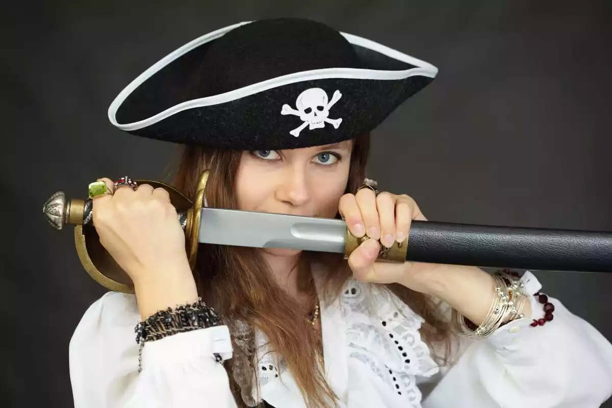 Humo Nublado querido Cómo hacer un disfraz casero de pirata de mujer y de niño