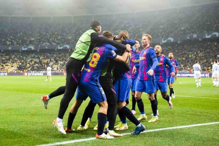 Plano conjunto del FCBarcelona celebrando un gol en la Champions League